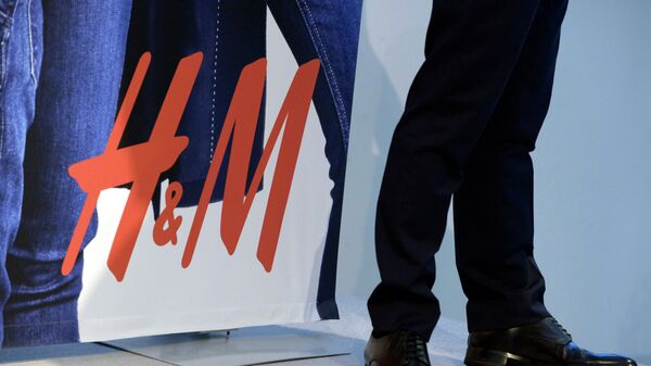 The logo of Swedish fashion retailer Hennes and Mauritz (H&M) is seen during a presentation of the company's interim report for the third quarter during a news conference in Stockholm on September 25, 2014 - Sputnik International