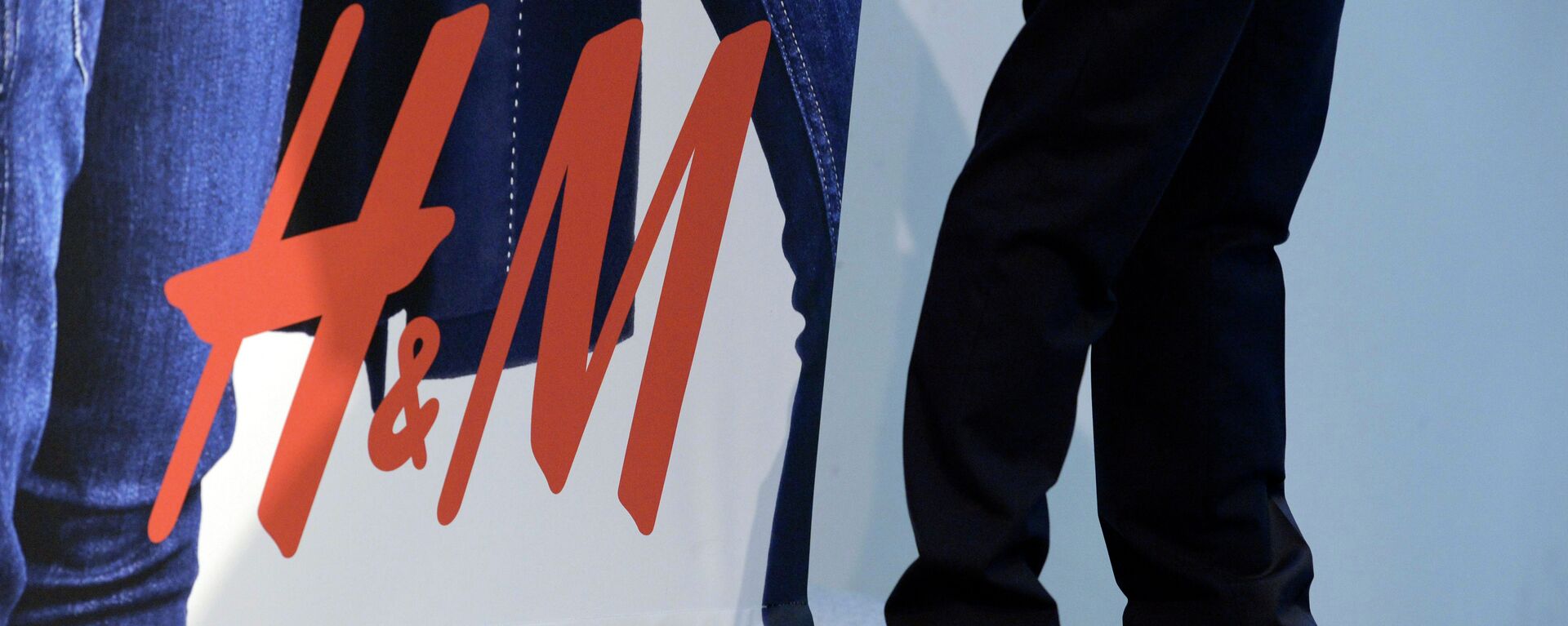 The logo of Swedish fashion retailer Hennes and Mauritz (H&M) is seen during a presentation of the company's interim report for the third quarter during a news conference in Stockholm on September 25, 2014 - Sputnik International, 1920, 29.09.2022