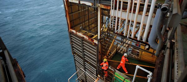 A picture shows employees working on the BP ETAP (Eastern Trough Area Project) oil platform in the North Sea, around 100 miles east of Aberdeen, Scotland on February 24, 2014 - Sputnik International