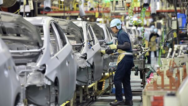 People work on the production line of the Toyota Motor Prius at the company's Tsutsumi plant in Toyota, Aichi prefecture on December 4, 2014 - Sputnik International