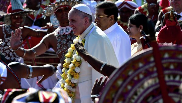 Pope Francis (centre L) walks alongside new Sri Lankan President Maithripala Sirisena (centre R) during a welcoming ceremony at Bandaranaike International Airport - Sputnik International
