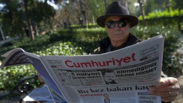 A man reads Cumhuriyet, the leading pro-secular Turkish newspaper - Sputnik International