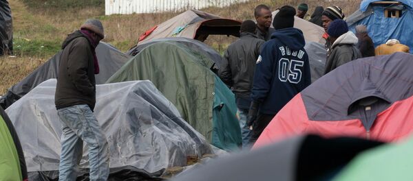 Sudanese migrants gather amongst tents in a camp in Calais, December 17, 2014 Sudanese migrants gather amongst tents in a camp in Calais, December 17, 2014 - Sputnik International