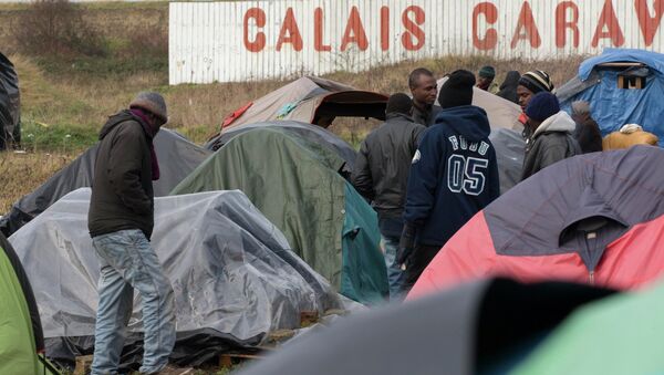 Sudanese migrants gather amongst tents in a camp in Calais, December 17, 2014 - Sputnik International