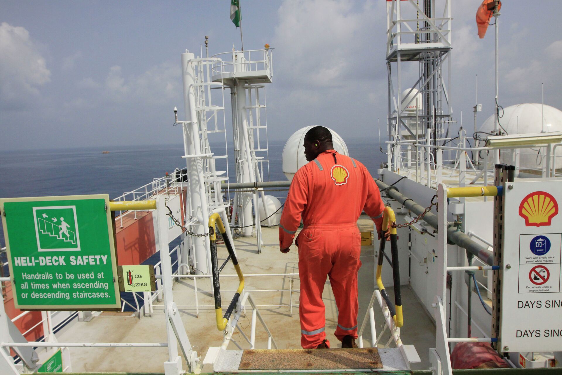 An unidentified Shell worker aboard the Bonga offshore oil vessel off the coast of Nigeria, Monday, Dec. 26, 2011 - Sputnik International, 1920, 10.09.2022