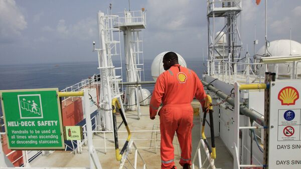 An unidentified Shell worker aboard the Bonga offshore oil vessel off the coast of Nigeria, Monday, Dec. 26, 2011 - Sputnik International