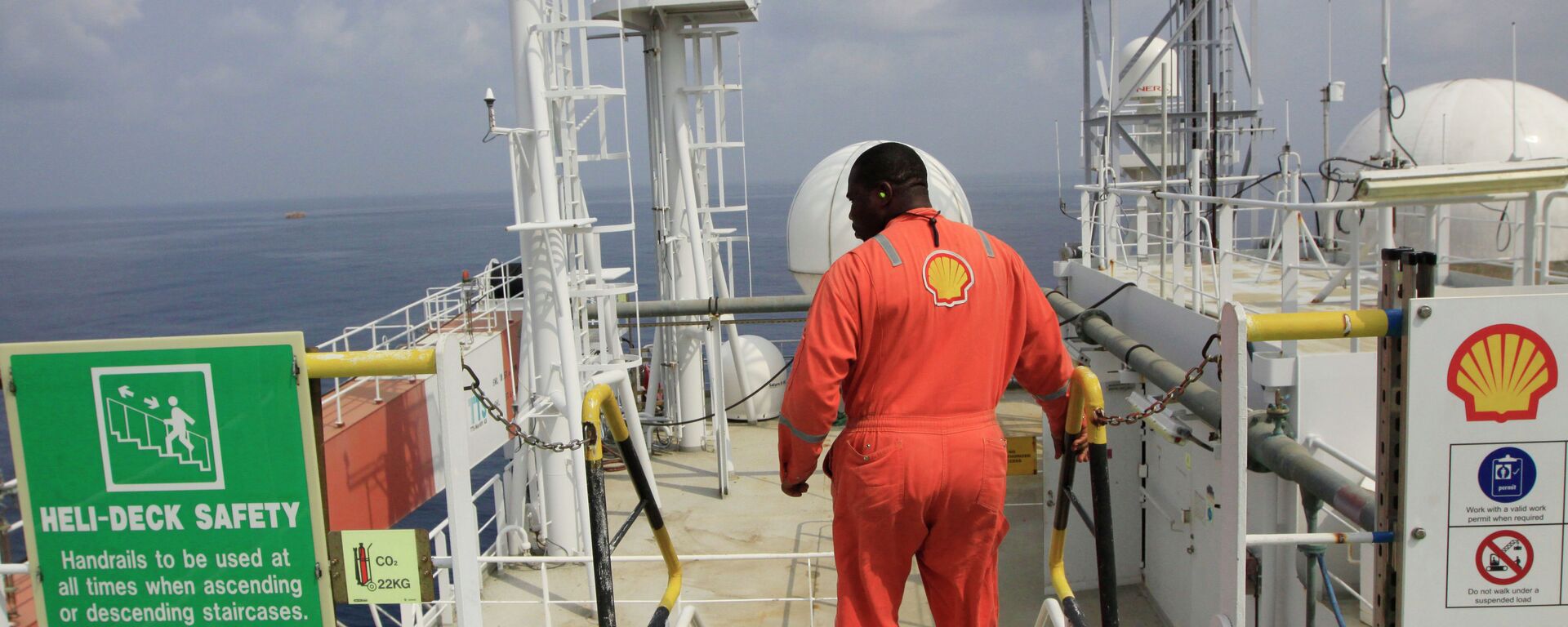 An unidentified Shell worker aboard the Bonga offshore oil vessel off the coast of Nigeria, Monday, Dec. 26, 2011 - Sputnik International, 1920, 28.11.2017