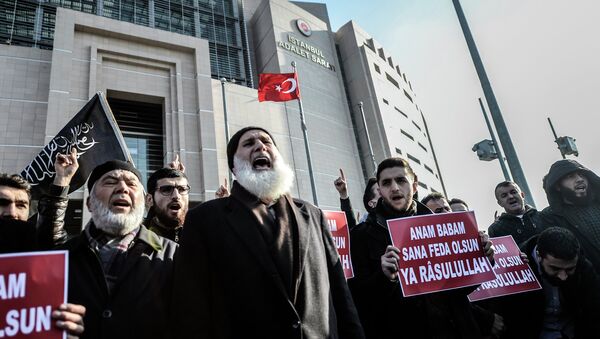 Turkish Muslims chant slogans in front of Istanbul courthouse during a protest against the publication by Turkish daily newspaper Cumhuriyet of a a four page pull-out containing cartoons and articles translated into Turkish from the historic Charlie Hebdo issue, on January 15, 2015, in Istanbul - Sputnik International