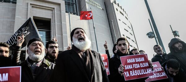 Turkish Muslims chant slogans in front of Istanbul courthouse during a protest against the publication by Turkish daily newspaper Cumhuriyet of a a four page pull-out containing cartoons and articles translated into Turkish from the historic Charlie Hebdo issue, on January 15, 2015, in Istanbul - Sputnik International