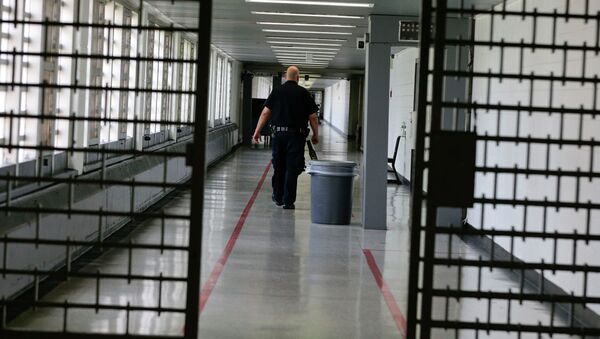 A Rikers Island juvenile detention facility officer walks down a hallway of the jail, - Sputnik International