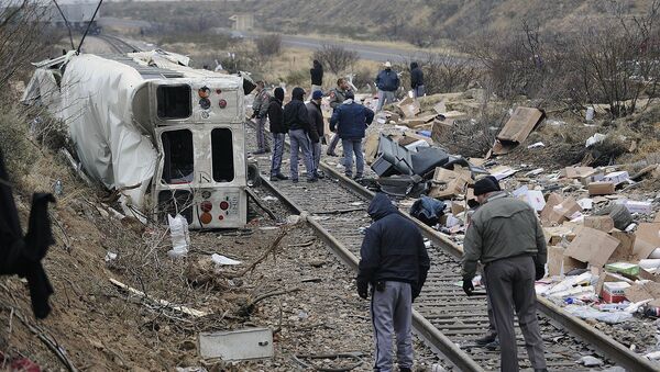 Authorities investigate the scene of a prison bus crash, Wednesday, Jan. 14, 2015, in Penwell, Texas - Sputnik International
