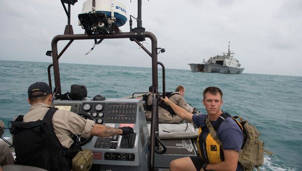 Sailors from the US Navy's USS Fort Worth searching in the Java Sea for AirAsia Flight QZ8501 make preparations to launch a Tow Fish side scan sonar system from the ship's 11-m rigid hull inflatable boat in a photo released by the US Navy January 4, 2015 - Sputnik International