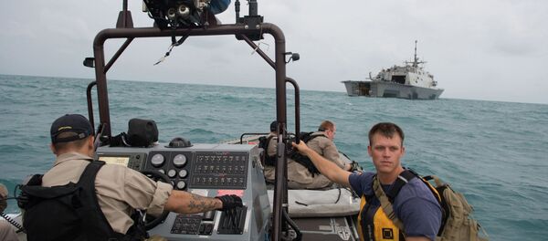 Sailors from the US Navy's USS Fort Worth searching in the Java Sea for AirAsia Flight QZ8501 make preparations to launch a Tow Fish side scan sonar system from the ship's 11-m rigid hull inflatable boat in a photo released by the US Navy January 4, 2015 Sailors from the US Navy's USS Fort Worth searching in the Java Sea for AirAsia Flight QZ8501 make preparations to launch a Tow Fish side scan sonar system from the ship's 11-m rigid hull inflatable boat in a photo released by the US Navy January 4, 2015 - Sputnik International