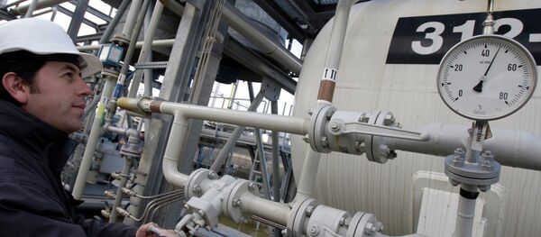 A Turkish technician checks the valves at a natural gas storage facility in Silivri, near Istanbul, Turkey, Wednesday, Jan. 7, 2009 - Sputnik International