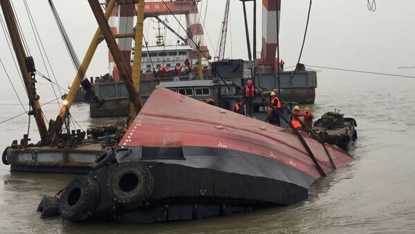 Rescue workers are seen at the site after a tug boat sank in the Yangtze River, near Jingjiang, Jiangsu province - Sputnik International