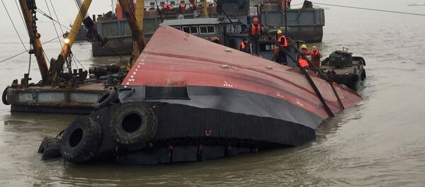 Rescue workers are seen at the site after a tug boat sank in the Yangtze River, near Jingjiang, Jiangsu province - Sputnik International