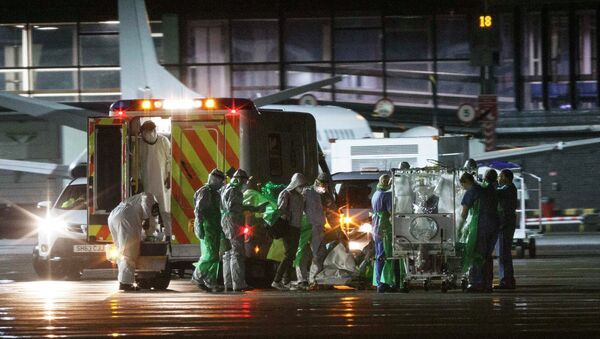 An Ebola patient is transferred on to a Hercules transport plane at Glasgow Airport in Scotland - Sputnik International