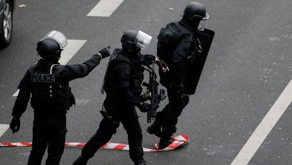 Members of the French national police intervention group (BRI) prepare to carry out searches in the vicinity of where a female police officer was shot dead in Montrouge, a southern suburb of Paris on January 8, 2015, a day after Islamist gunmen stormed the office of satirical magazine Charlie Hebdo, - Sputnik International