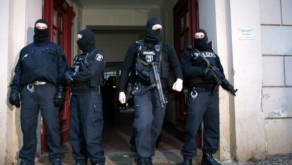 German special police units stand in front of an entrance of an apartment building in the Wedding district in Berlin January 16, 2015 - Sputnik International