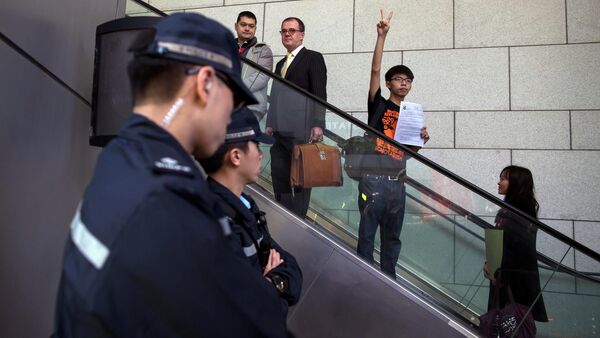 Hong Kong student leader Joshua Wong, 18, gestures to supporters as he arrives at the police headquarters in Hong Kong January 16, 2015 - Sputnik International