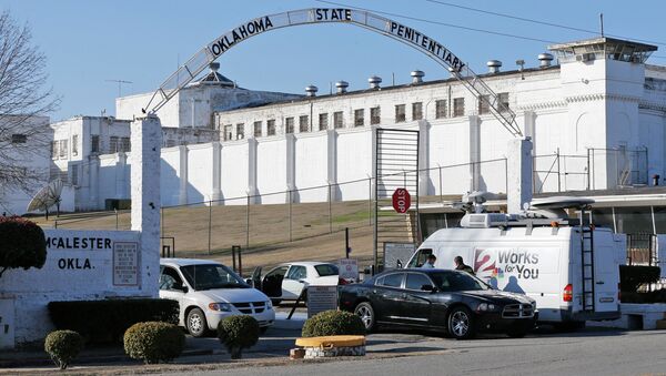 A news van arrives at the front gate of the Oklahoma State Penitentiary for the scheduled execution of Charles Warner in McAlester, Okla, Thursday, Jan. 15, 2015 - Sputnik International