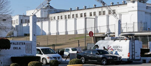 A news van arrives at the front gate of the Oklahoma State Penitentiary for the scheduled execution of Charles Warner in McAlester, Okla, Thursday, Jan. 15, 2015 A news van arrives at the front gate of the Oklahoma State Penitentiary for the scheduled execution of Charles Warner in McAlester, Okla, Thursday, Jan. 15, 2015 - Sputnik International