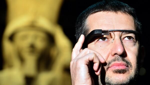 A man tests a pair of Google glasses equiped with LIS - Sputnik International