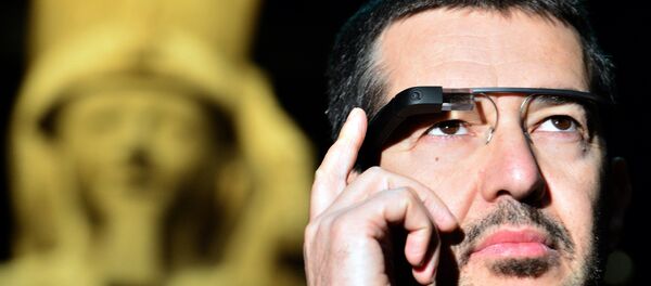 A man tests a pair of Google glasses equiped with LIS A man tests a pair of Google glasses equiped with LIS - Sputnik International