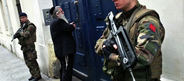 French soldiers secure the access to a Jewish school, in Paris French soldiers secure the access to a Jewish school, in Paris - Sputnik International