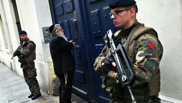 French soldiers secure the access to a Jewish school, in Paris - Sputnik International
