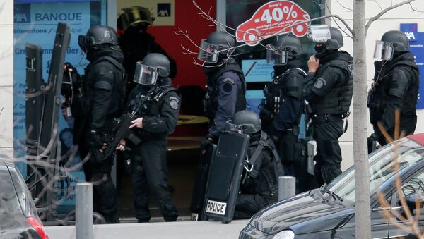 Members of special French RAID forces secure the area next to the post office in Colombes outside Paris, were an armed gunman is holding hostages January 16, 2015 - Sputnik International