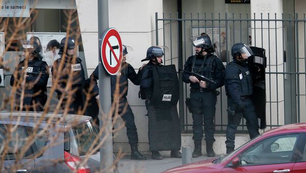Members of the French police forces secure the area next to the post office in Colombes outside Paris, were an armed gunman is holding hostages January 16, 2015 - Sputnik International