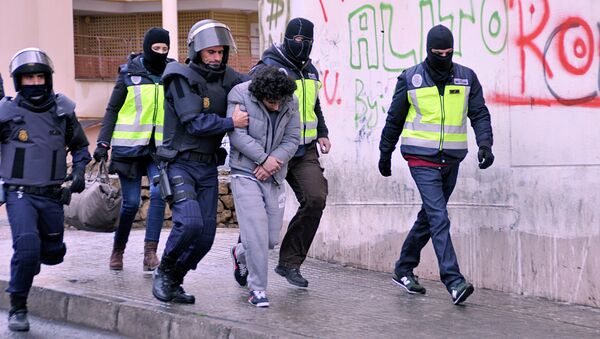 Policemen arrest a suspect of belonging to a jihadist cell in the Spanish city of Melilla on March 14, 2014 - Sputnik International