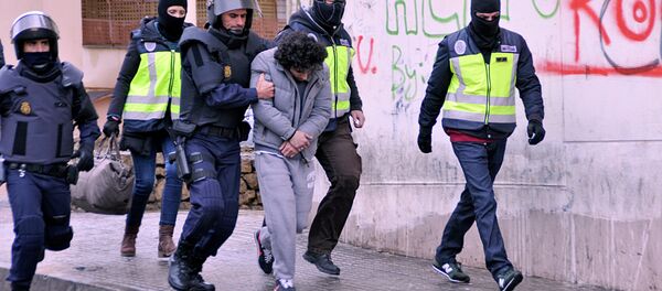 Policemen arrest a suspect of belonging to a jihadist cell in the Spanish city of Melilla on March 14, 2014 - Sputnik International