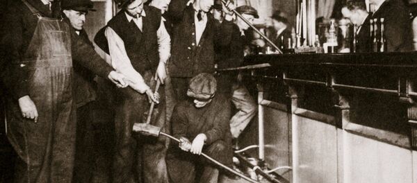 A bar in Camden, New Jersey, being forcibly dismantled by dry agents, USA, 1920s. - Sputnik International