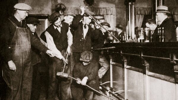 A bar in Camden, New Jersey, being forcibly dismantled by dry agents, USA, 1920s. - Sputnik International