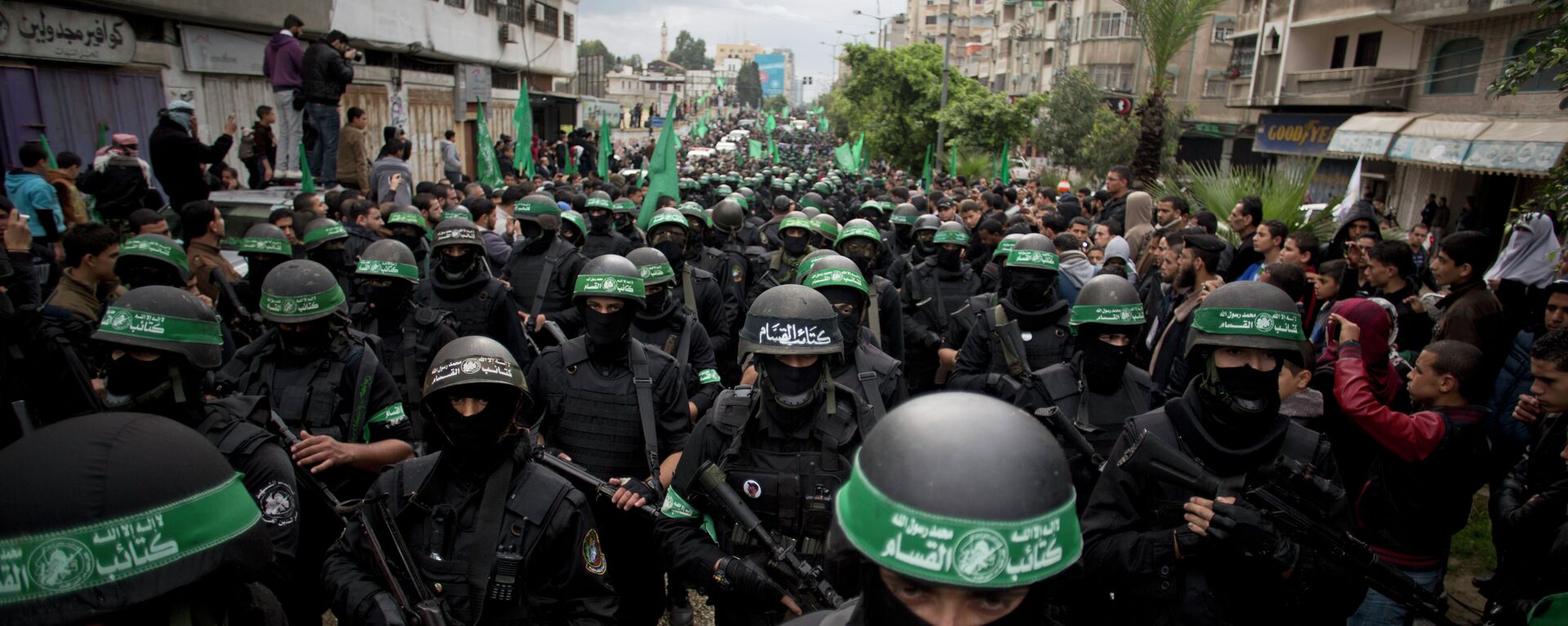 Palestinian Hamas masked gunmen display their military skills during a rally to commemorate the 27th anniversary of the Hamas militant group, in Gaza City, Sunday, Dec. 14, 2014 - Sputnik International, 1920, 12.10.2023