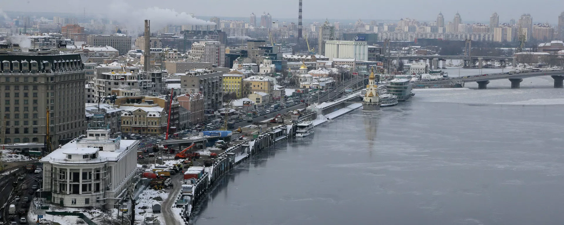 An aerial view of the right bank of the Dnipro River in the Ukrainian capital Kiev on a snowy winters day Thursday, Dec. 20, 2012 - Sputnik International, 1920, 01.01.2024