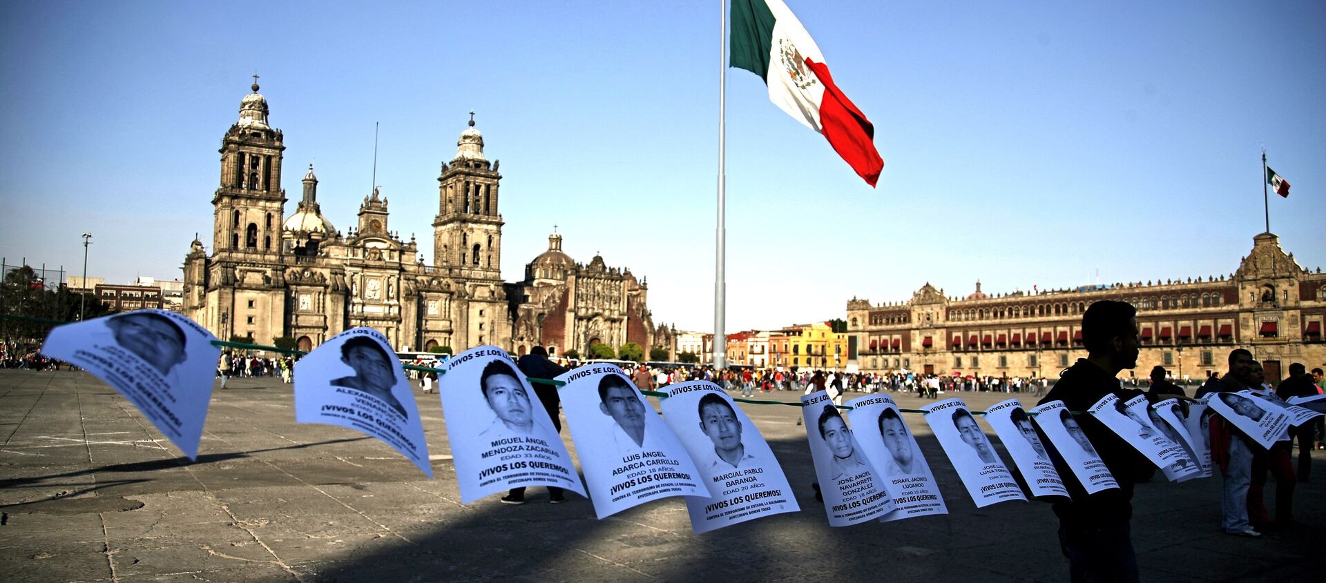 Leaflets with the images of 43 missing students from the state of Guerrero, are shown before a massive protest march, at the Zocalo in Mexico City - Sputnik International, 1920, 25.04.2016