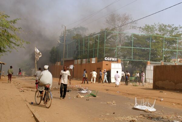 Smoke rises from the Franco-Nigerien Cultural Center (CCFN) in Zinder Smoke rises from the Franco-Nigerien Cultural Center (CCFN) in Zinder - Sputnik International