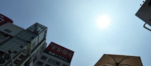 Pedestrians walk under the sun in Tokyo's shopping district Ginza on July 25, 2014 - Sputnik International