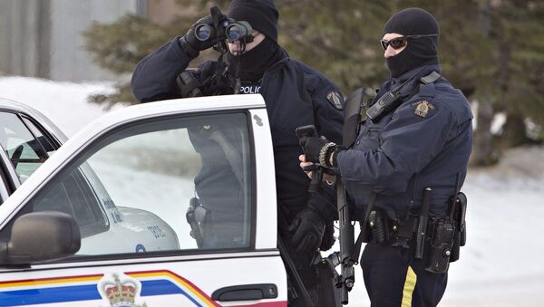 Police search for a suspect in the shooting of two RCMP officers in St. Albert, Alberta, Canada, on Saturday, Jan. 17, 2015 - Sputnik International