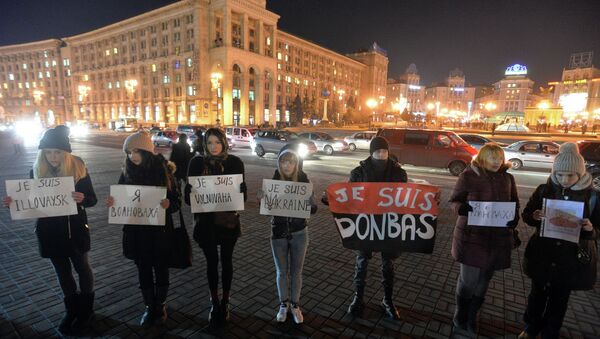 People hold placards read Je suis Volnovakha, Je suis Donbas, and Je suis Ukraine in Kiev on January 14, 2015 to commemorate the victims of a bus shelling - Sputnik International