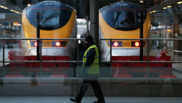 A worker walks past high speed trains at St Pancras International Station in London - Sputnik International