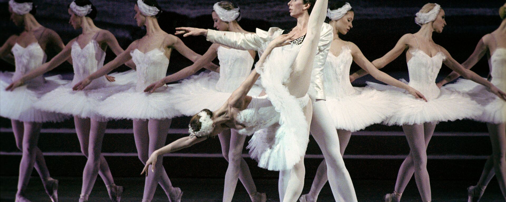 A scene from the Swan Lake opera. The gala concert dedicated to the 225th anniversary of the State Academic Bolshoi Theatre of Russia. - Sputnik International, 1920, 30.11.2022