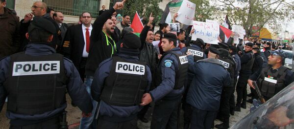 Palestinian policemen hold back demonstrators protesting against Canadian Foreign Minister John Baird, as Baird meets with his Palestinian counterpart in the West Bank city of Ramallah, January 18, 2015. - Sputnik International