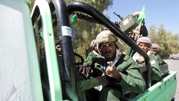 Shi'ite Houthi fighters ride a truck - Sputnik International