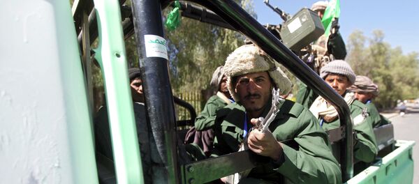 Shi'ite Houthi fighters ride a truck - Sputnik International