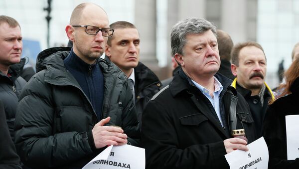 Ukrainian President Petro Poroshenko (R, front) and Prime Minister Arseny Yatseniuk (L, front) take part in a peace march in tribute to the victims onboard a passenger bus, which came under fire near the town of Volnovakha, in Kiev, January 18, 2015. - Sputnik International