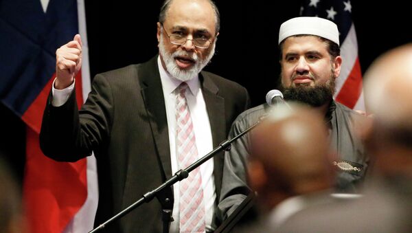 Imam Abdul Malik Mujahid, left, and Iman Zia Sheikh, right, address attendees of a muslim conference at the Curtis Culwell Center, Saturday, Jan. 17, 2015, in Garland, Texas. - Sputnik International